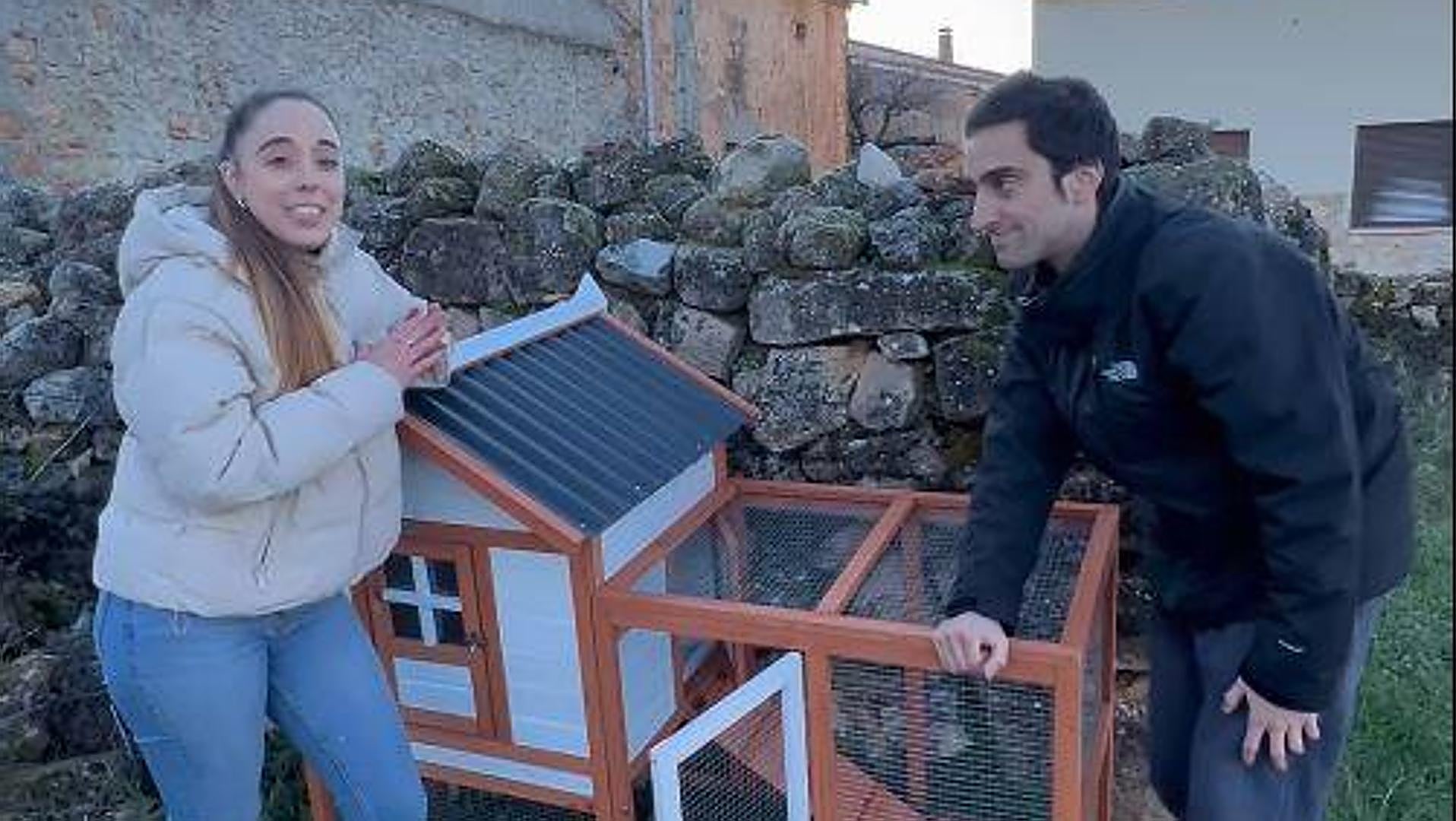 Dos veinteañeros se mudan a un pueblo de 10 habitantes en la España vaciada: «No lo cambiamos por nada» | El Correo