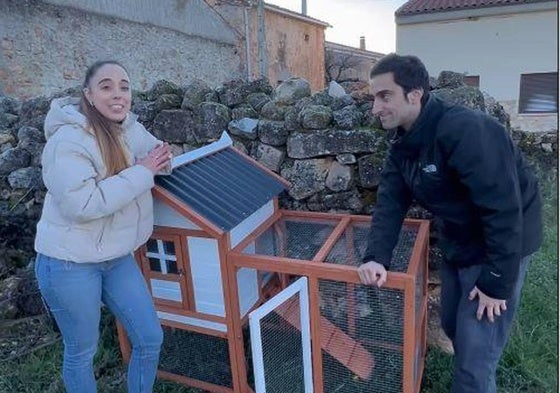 Dos veinteañeros se mudan a un pueblo de 10 habitantes en la España vaciada: «No lo cambiamos por nada»