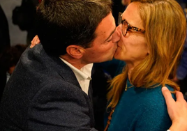 Pradales besa a su esposa, Laura, en Sabin Etxea durante la noche electoral.