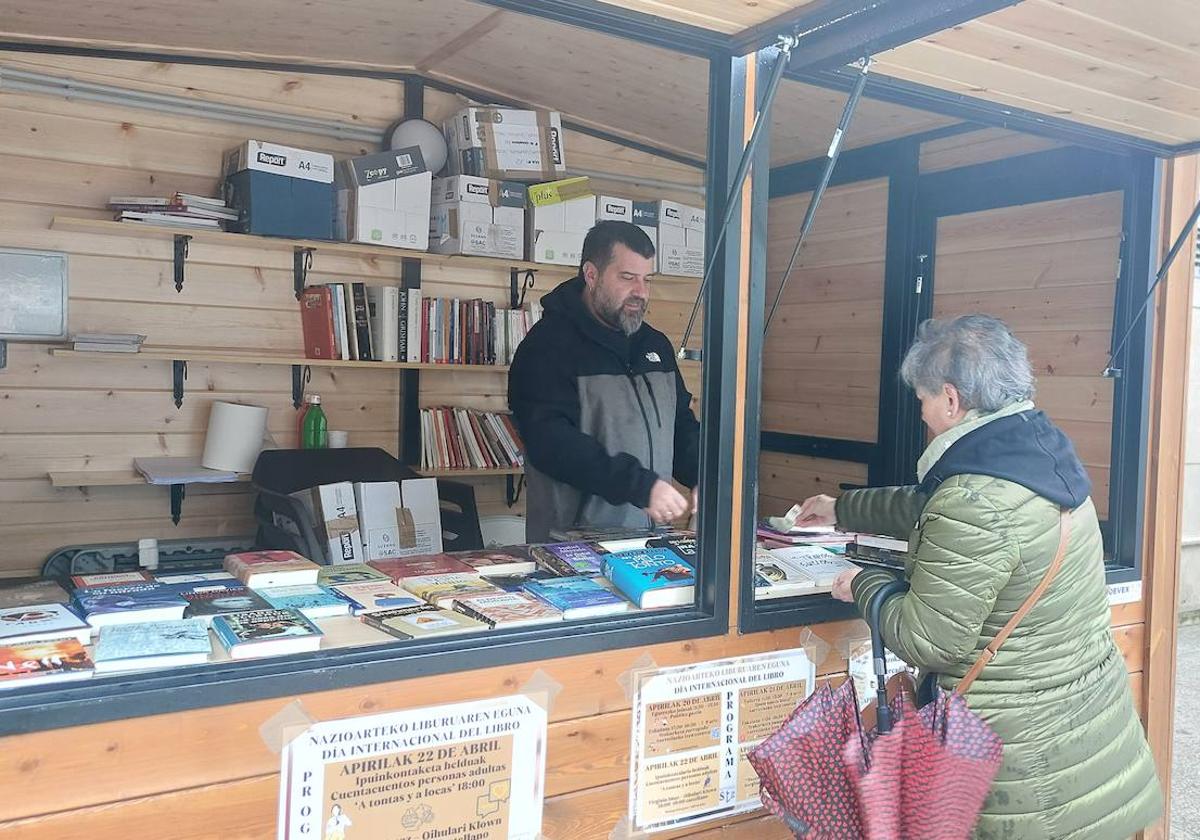 Los ejemplares se venden a uno o dos euros y se pueden hallar joyas antiguas de la literatura, novedades y colecciones.