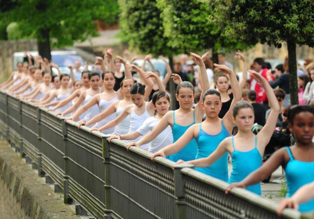 Medio millar de bailarines volverán a vestir la barandilla del reío este sábado en Durango.