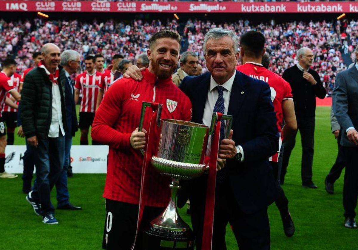 Iker Muniain posa con Dani y la Copa conseguida en La Cartuja.