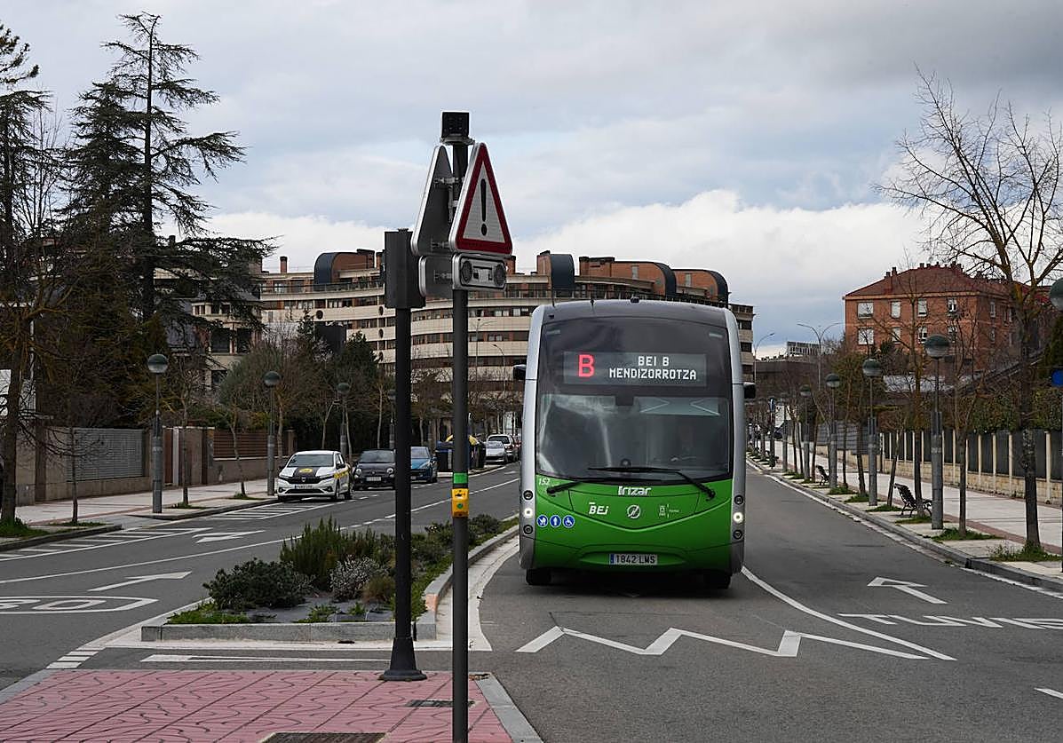 El BEI a su paso por la zona de Mendizorroza.