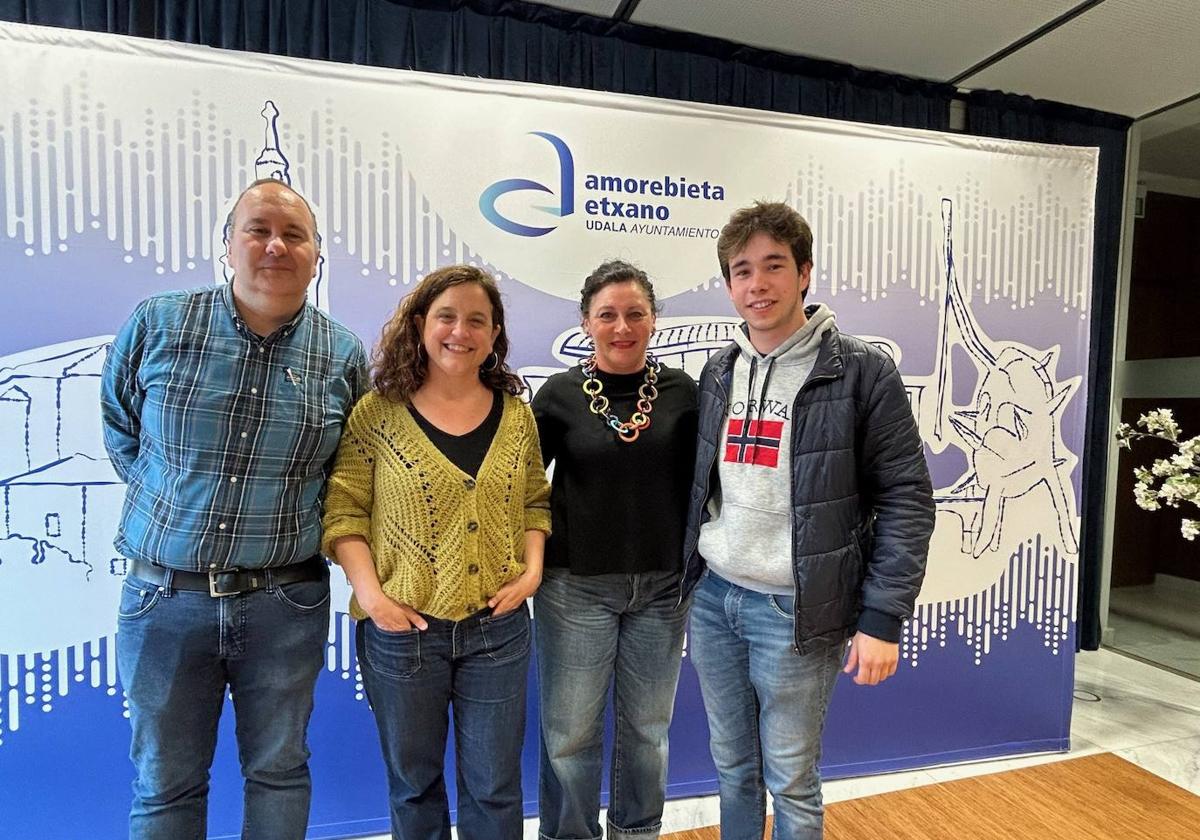 Los premios fueron entregados por la alcaldesa Ainhoa Salterain y el concejal del área de Euskera, Jon Artabe