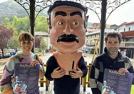 La alcaldesa de Mañaria, Ainara Otxotorena (EH Bildu), el miembro de los dulzaineros de Bizkaia Jon Gaminde y el representante del grupo de teatro Barsanti, Haritza Rodríguez, presentaron los actos.