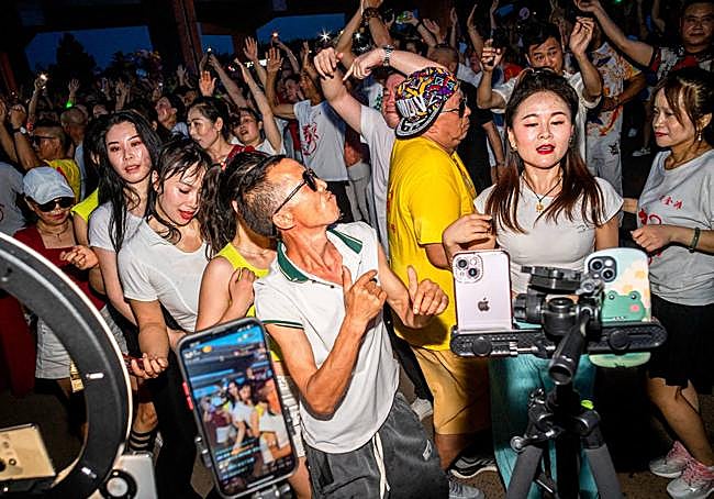 El chino Feng Li fotografía raves en las que participa gente de mediana edad.
