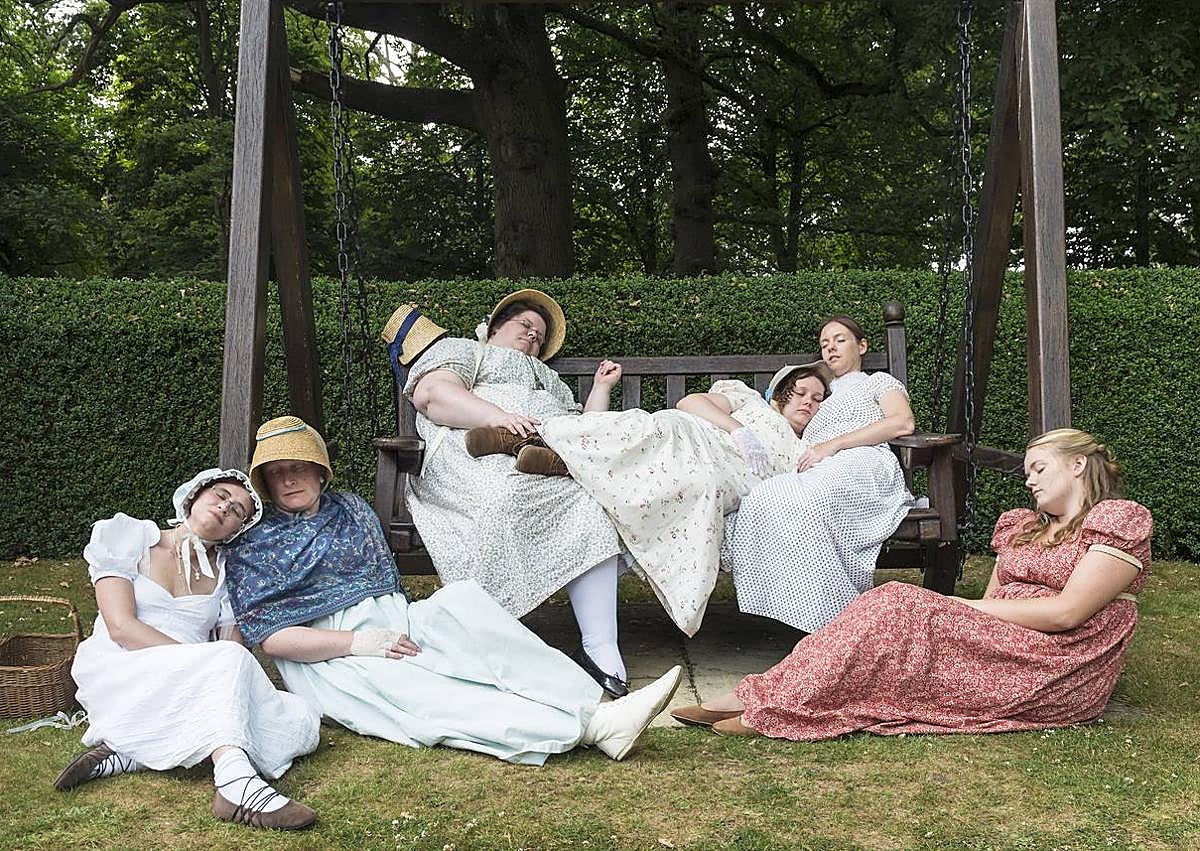 Imagen secundaria 1 - Arnau Rovira contempla con sarcasmo los parques Disney, Alejandra Carles-Tolra retrata a las fans de Jane Austen y Luisa Dörr fotografía a las skaters de Cochabamba.