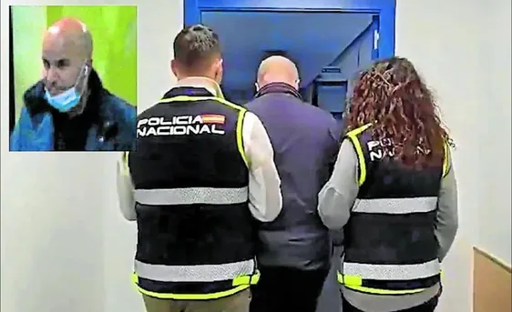 Karim Bouyakhrichan, destacado en el recuadro, escoltado por dos agentes de la Policía Nacional tras su detención.