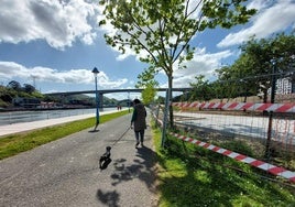 A la derecha, tras las vallas metálicas, la pista de hormigón por la que discurrirá de manera temporal el paseo en terrenos del parque.