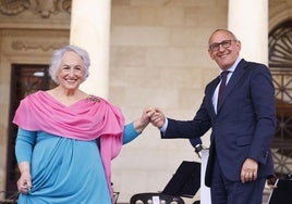 Teresa Ibáñez junto al diputado general Ramiro González.