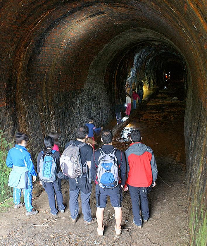 Imagen secundaria 2 - El túnel abandonado hace 130 años que reabrirá para unir Bilbao y Derio a pie y en bicicleta