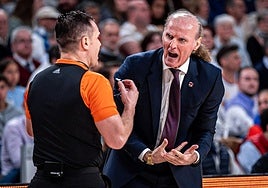 Ivanovic protesta al colegiado Fernando Rocha.