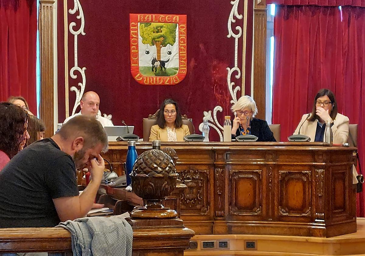 La alcaldesa de Getxo, Amaia Agirre, en el centro, junto al resto de concejales de su gobierno.