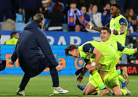 Los jugadores del Amorebieta festejan el triunfo en La Romareda.