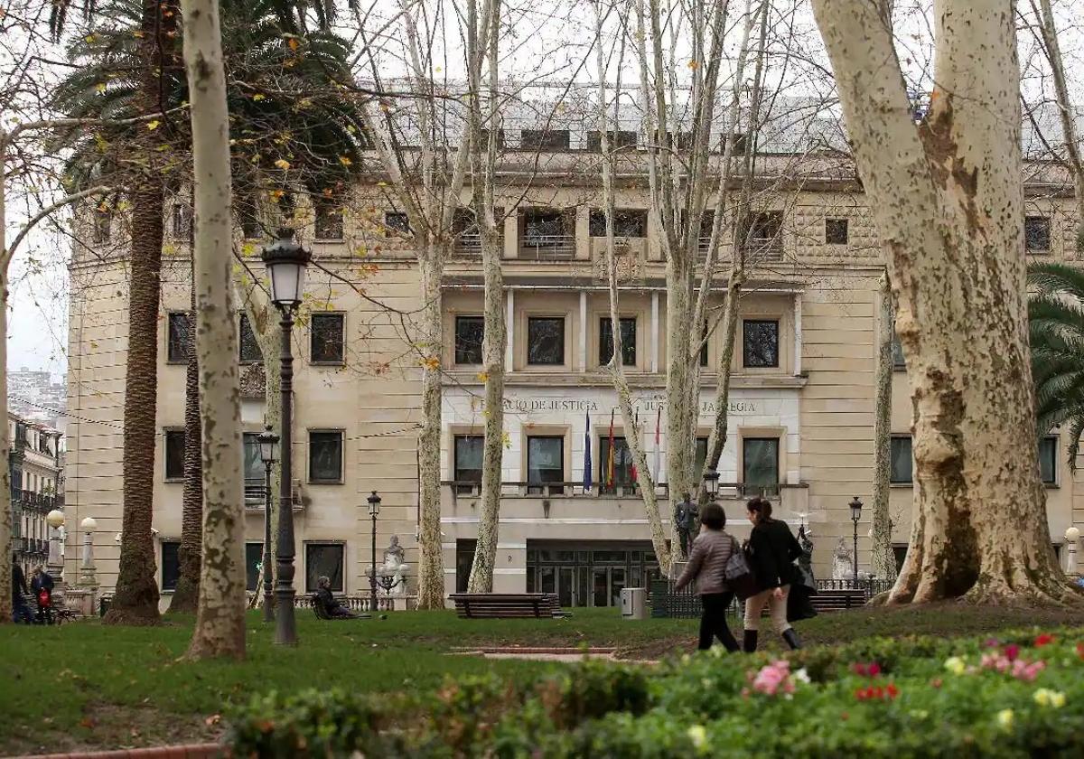 Condenado en Bizkaia a 12 años por abusar de la hija de su pareja, y la madre por consentirlo