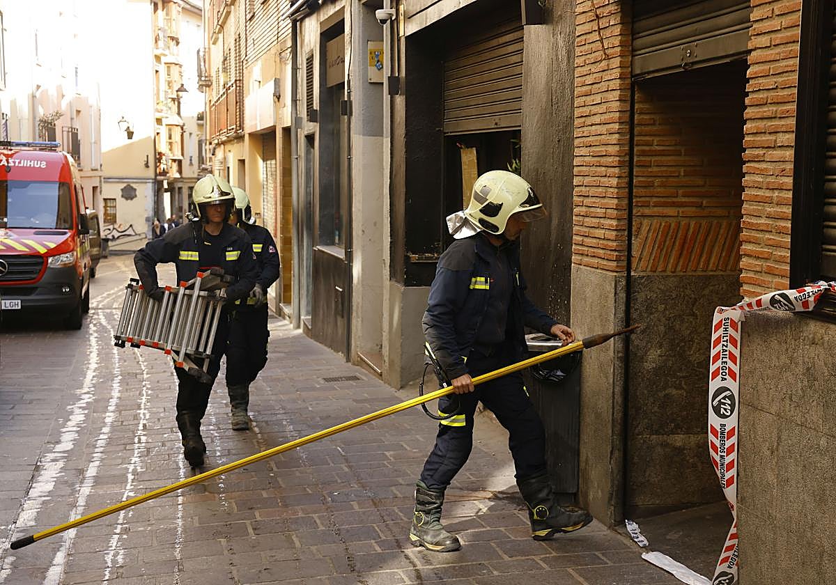 Inspección tras el derrumbe del techo del bar Botanic el pasado mes en la calle Zapatería.