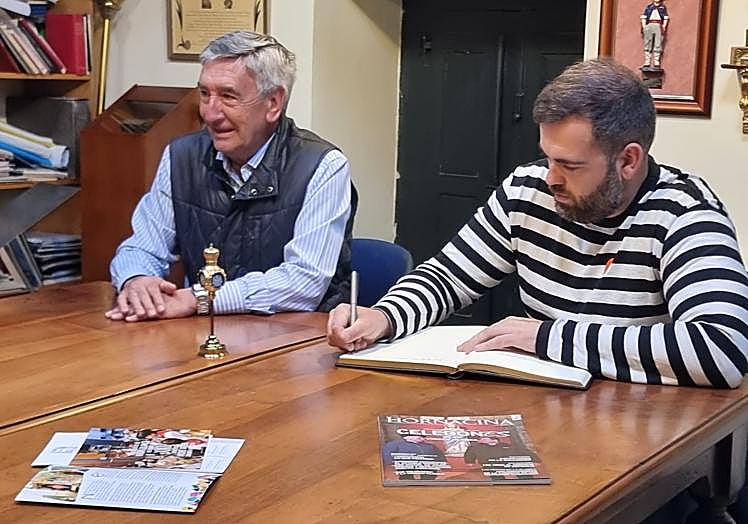 Kerejazu firma en el libro de honor.