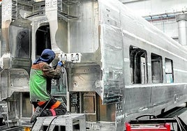 Un operario de Talgo trabaja en la construcción de un vagón en la planta alavesa de la compañía.