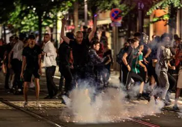 La imparable violencia juvenil obliga a varias ciudades francesas a imponer el toque de queda