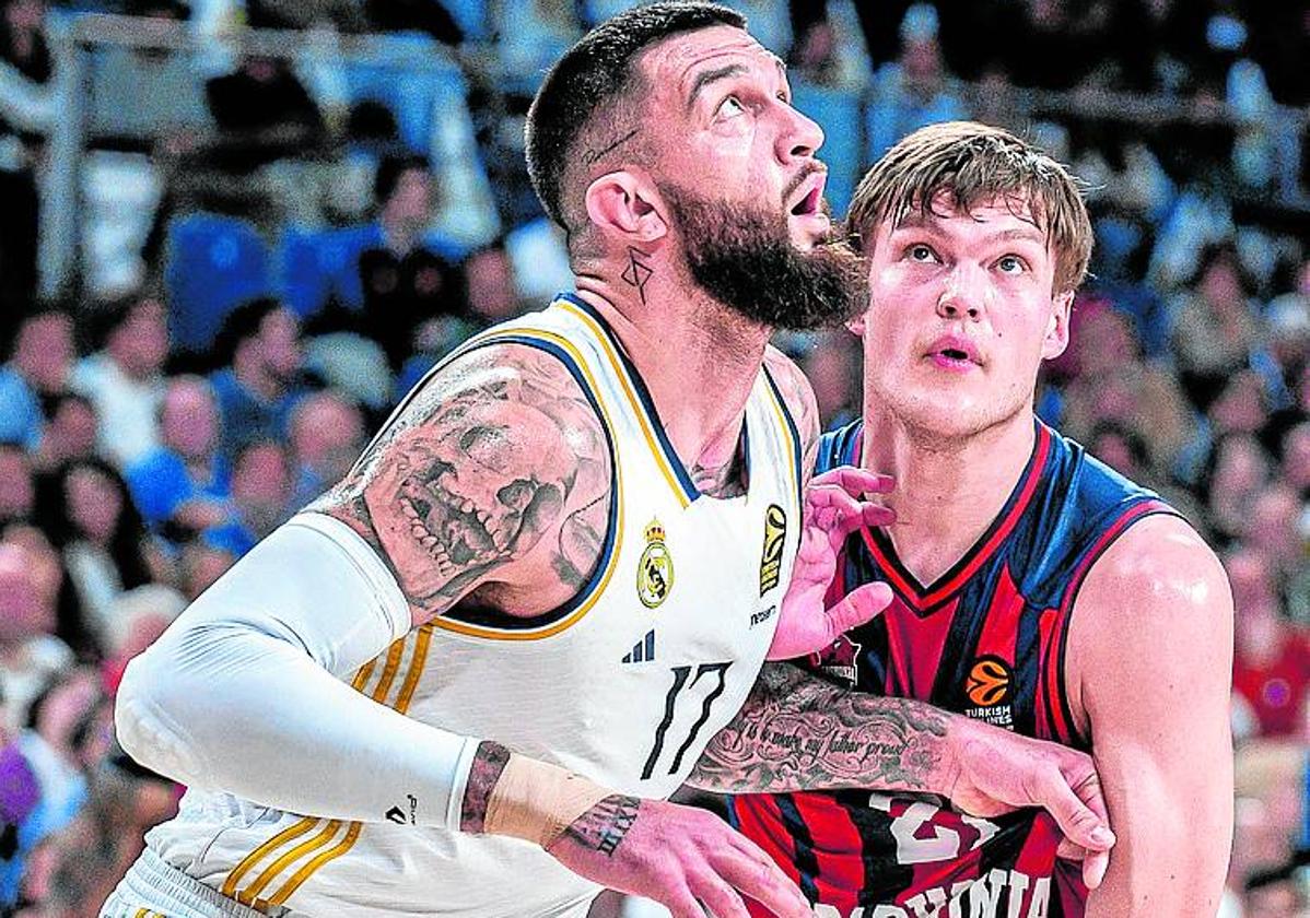 Poirier y Kotsar, atentos a un rebote.