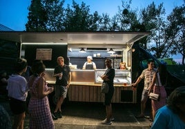 El Ayuntamiento colocará 'food trucks' para sustituir el servicio de cafetería de Mendizorroza.