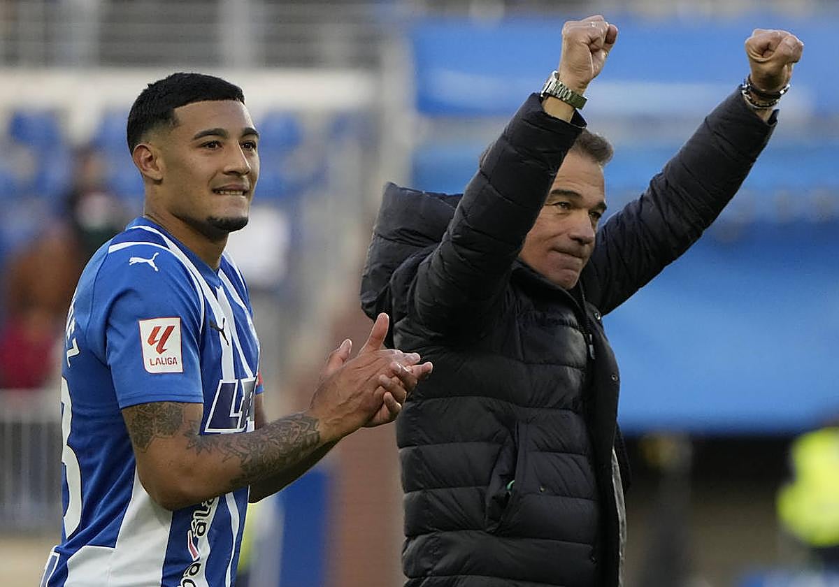 Luis García alza los brazos junto a Benavídez tras ganar al Atlético.