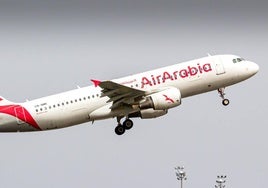 Un avión de Air Arabia despegando de Loiu en el verano de 2021 rumbo a Tánger.