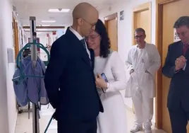 La emotiva boda de un chico en Cuidados Paliativos con su novia en un hospital
