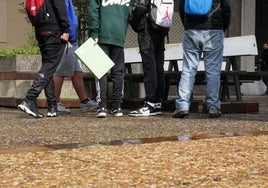 Alumnos, a la salida de clase, el día del suceso.