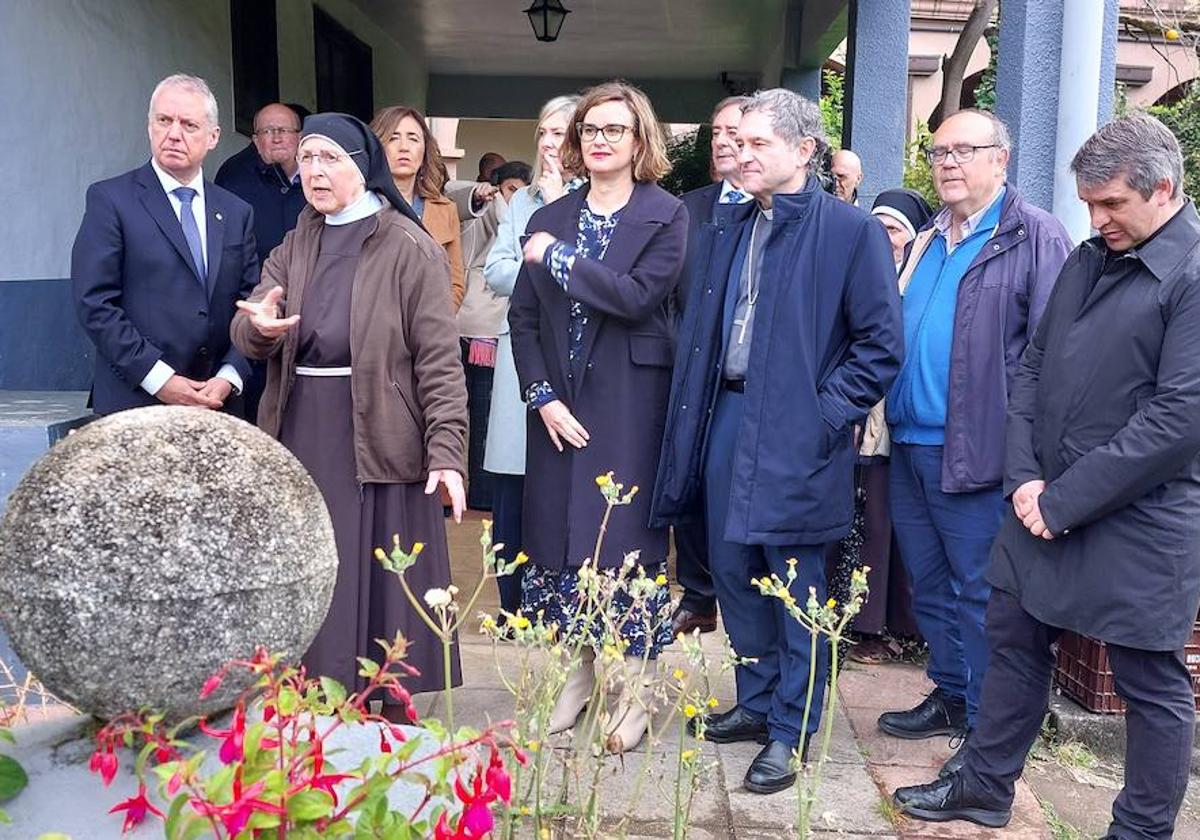 Las autoridades vascas visitan las instalaciones del monasterio, junto al obispo Joseba Segura y las religiosas del monasterio.l