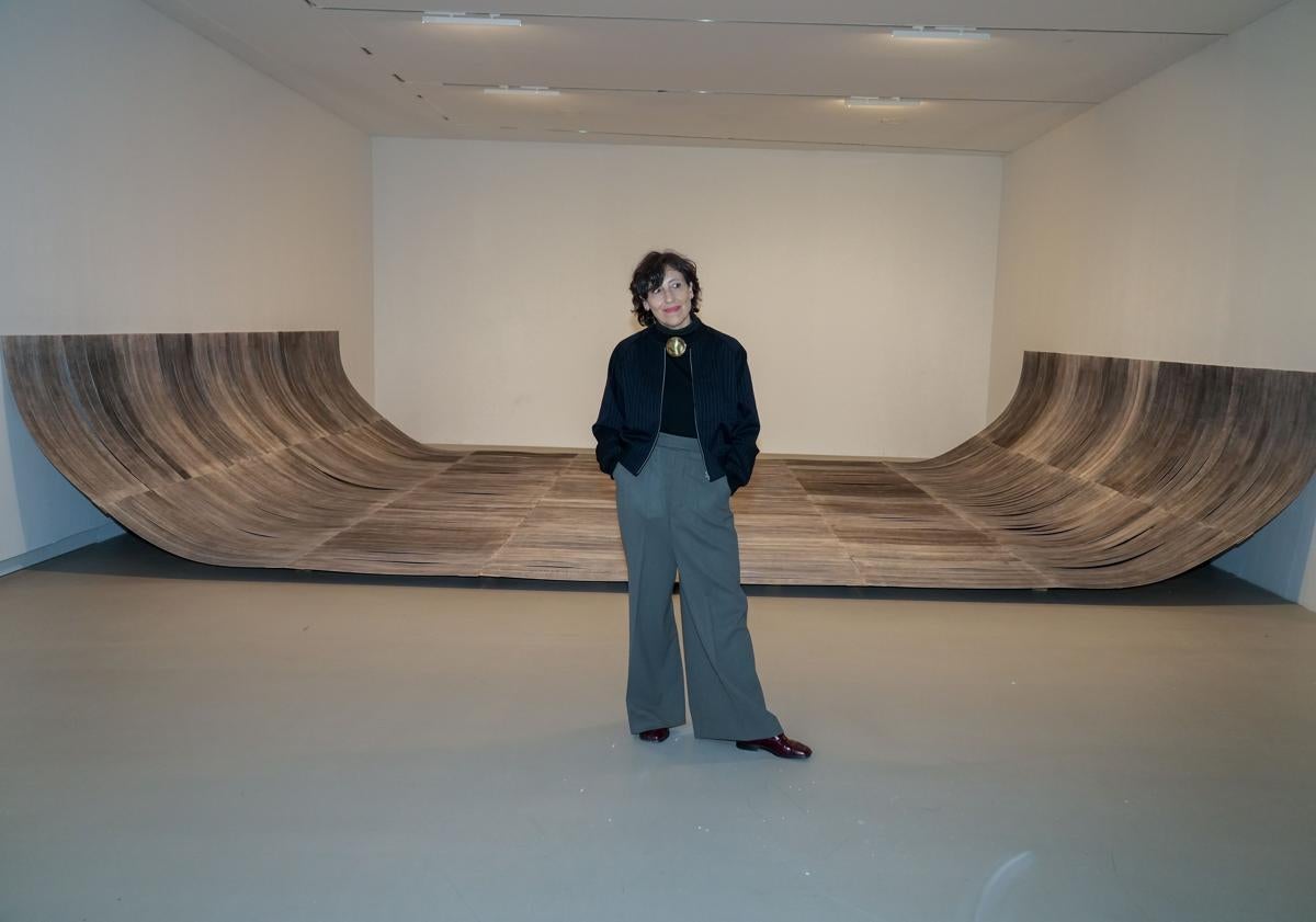 Imagen principal - Patricia Dauder, presente en la muestra 'Unform'. Ibon Aranberri en la sala A3 y un detalle de su obra 'Política hidráulica'. 