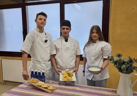 Adrián Ríos, Ohier Ramos y Udane González muestran los platos colombianos.