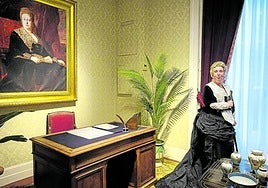 La actriz Josune Gorostegi, ataviada como la duquesa de Mandas, junto al retrato que se conserva de ella.