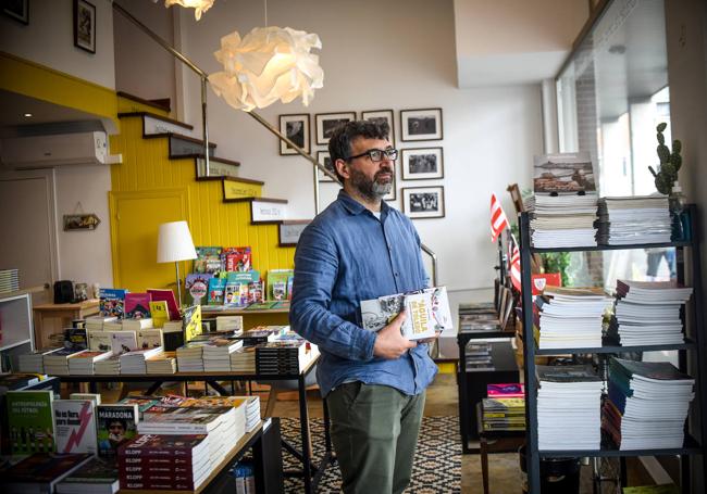 Eneko Garate, gerente de la librería.