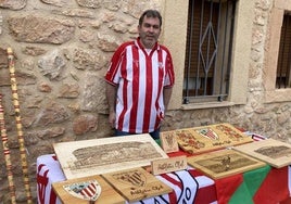 Alberto Ferrero posa en Barbilla ante sus grabados.