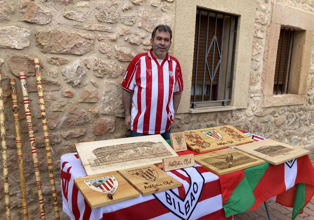 Alberto Ferrero posa en Barbilla ante sus grabados.