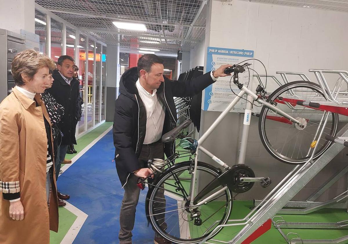 La diputada foral de Transportes, Movilidad y Turismo, Sonia Pérez, y el alcalde de Portugalete, Mikel Torres, inauguran la instalación.