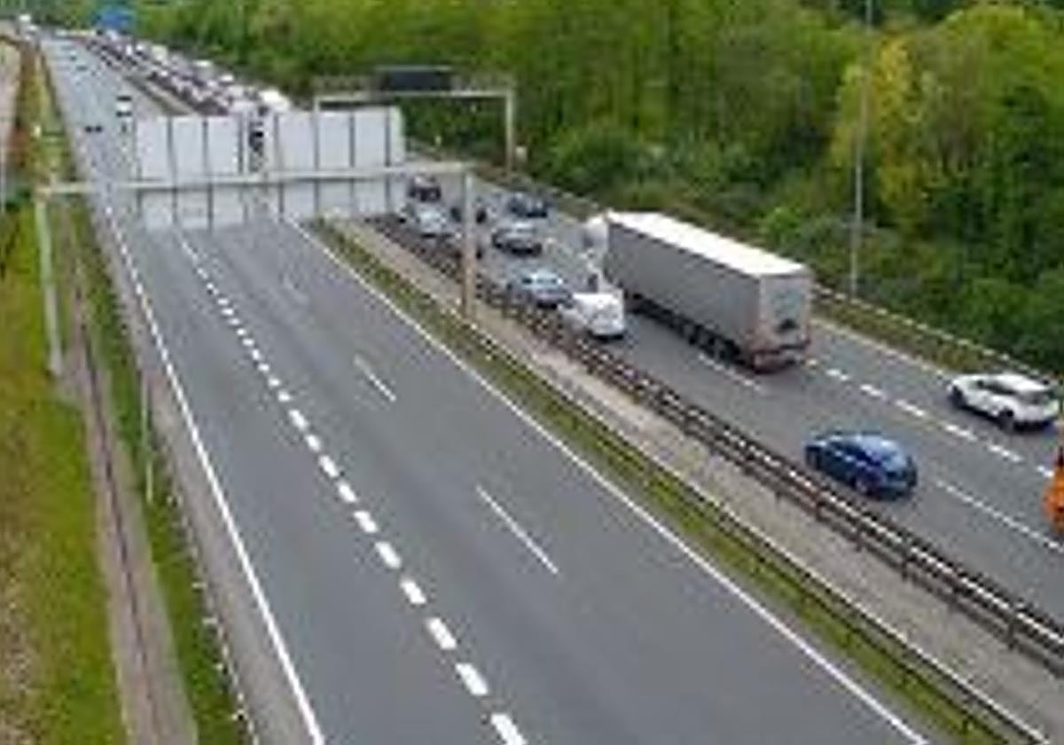 Un accidente obliga a cortar el corredor del Txorierri durante dos horas a la altura de Larrabetzu