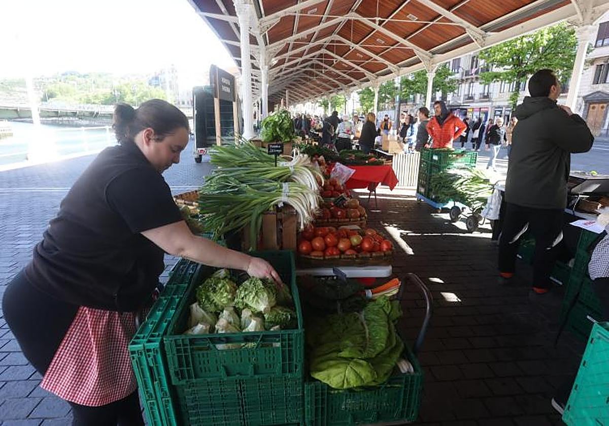 Imagen secundaria 1 - El buen tiempo anima las ventas y el ambiente en el nuevo mercado de El Arenal