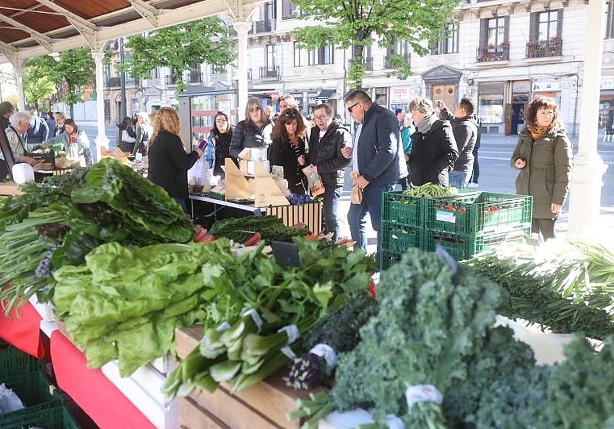 El buen tiempo anima las ventas y el ambiente en el nuevo mercado de El Arenal