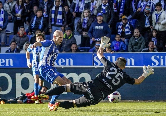 Guridi bate a Guaita en el segundo gol albiazul.