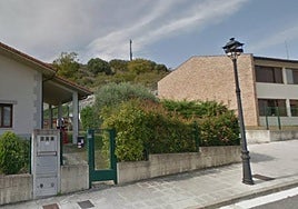 La antena de Santa Marina, al fondo de la imagen, en Nanclares de Oca.