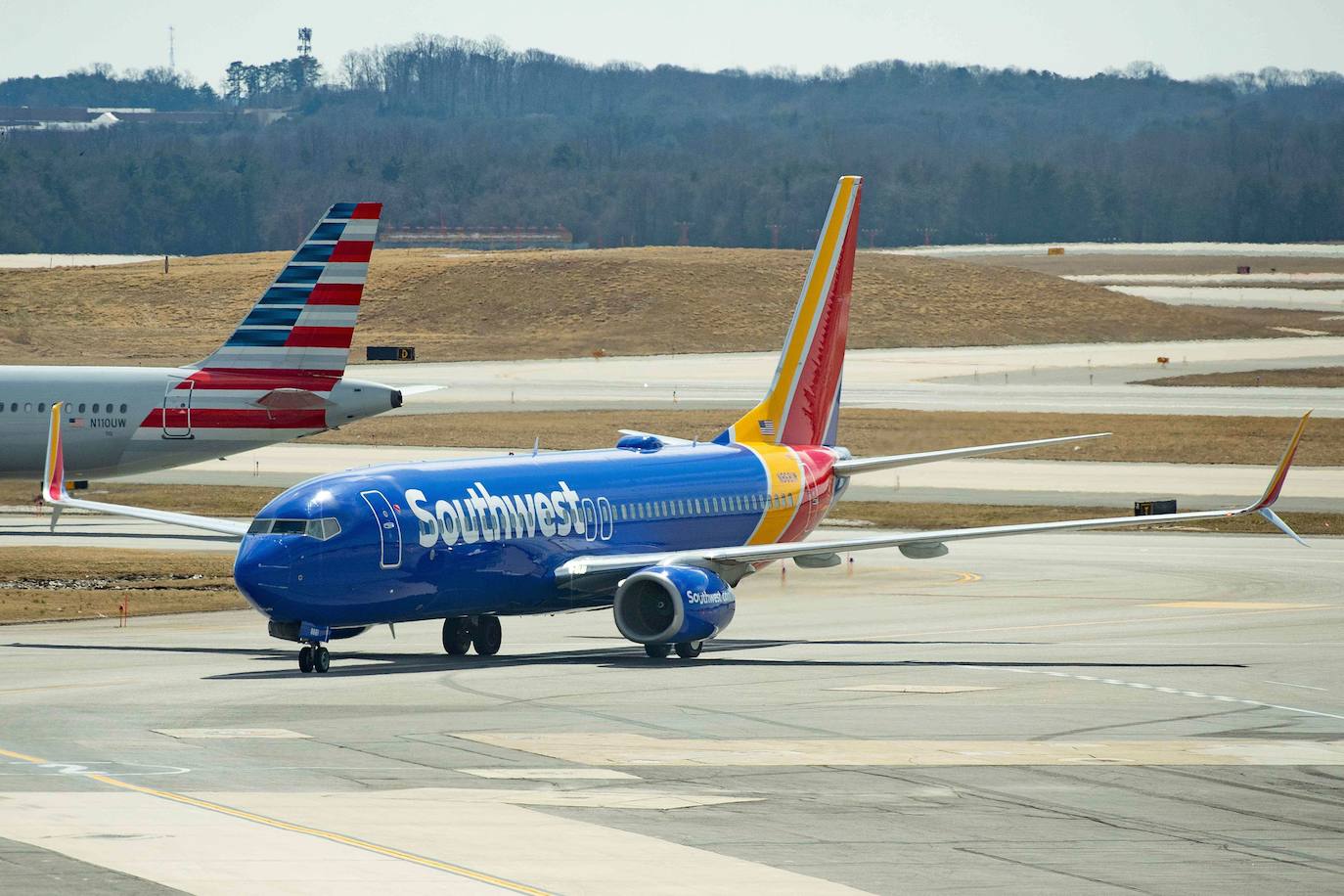 Un avión de Southwest, con ese fuselaje color azul cobalto-morado tan característico.