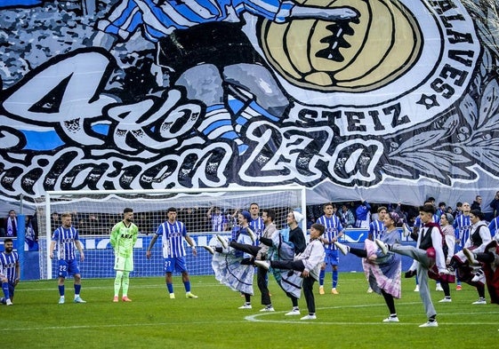 Aurresku de homenaje antes de arrancar el partido.