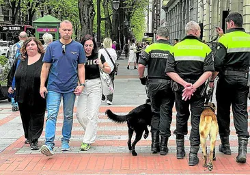 Agentes de Policía Municipal ajenos a la información patrullan por Bilbao.