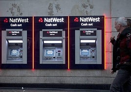 Sacar dinero de un cajero fuera de la Zona Euro es la operación con tarjeta que conlleva más comisiones.