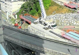 Una grúa procede a la instalación de la estructura que sostendrá la primera parte del paseo.