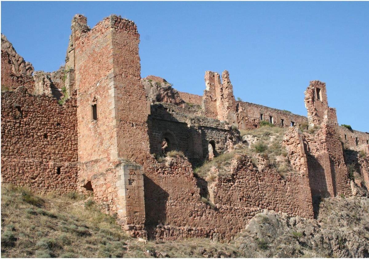 Imagen principal - Las ruinas del Monasterio de San Prudencio y las vacas, en las inmediaciones del mismo. 