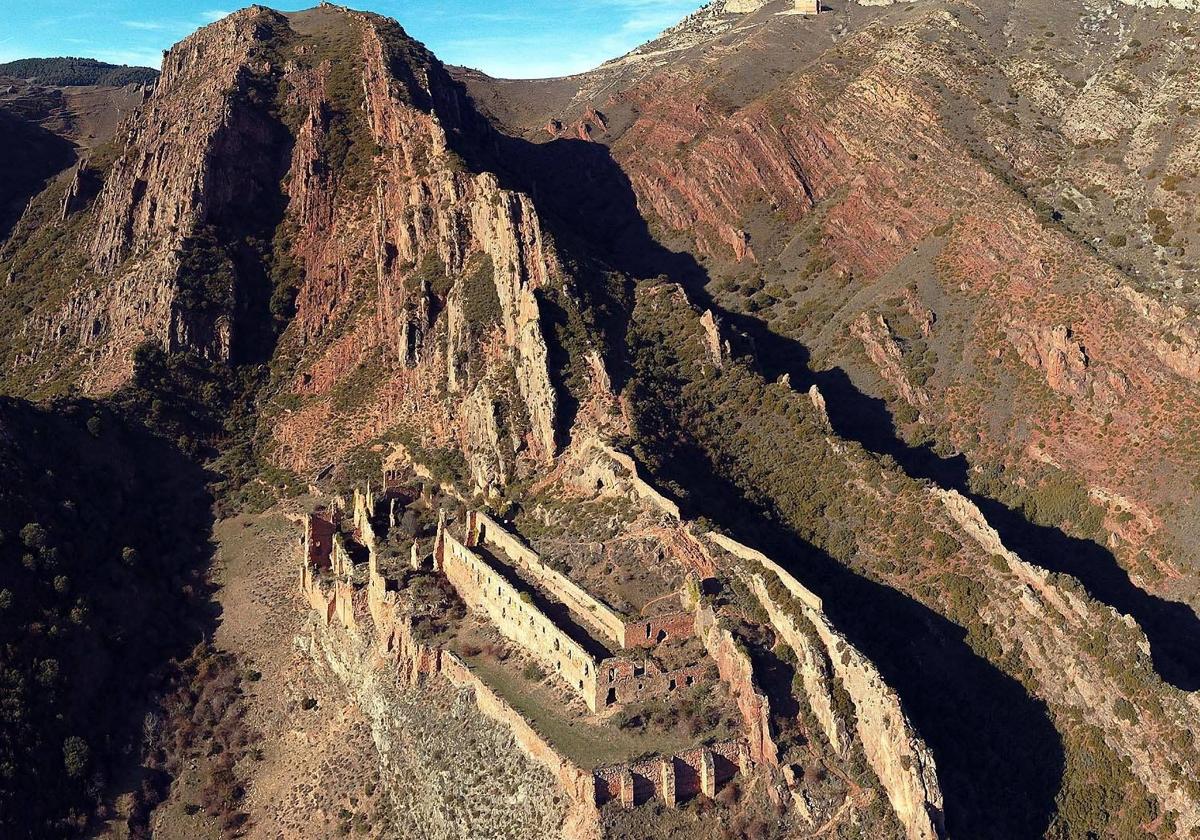 Las impresionantes ruinas del Monasterio de San Prudencio se encuentran en el agreste paraje de Monte Laturde, en el municipio riojano de El Clavijo.