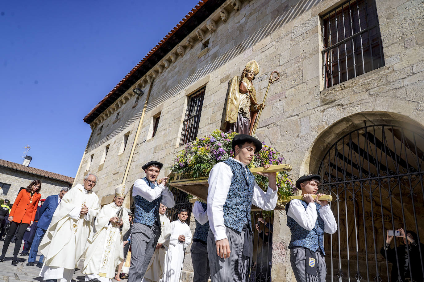 Los alaveses celebran el día de San Prudencio en las campas de Armentia